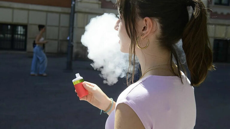Half of Spanish Teens Vape: Oncologists Warn of Health Crisis Spain teen vaping, Estudes 2025 survey